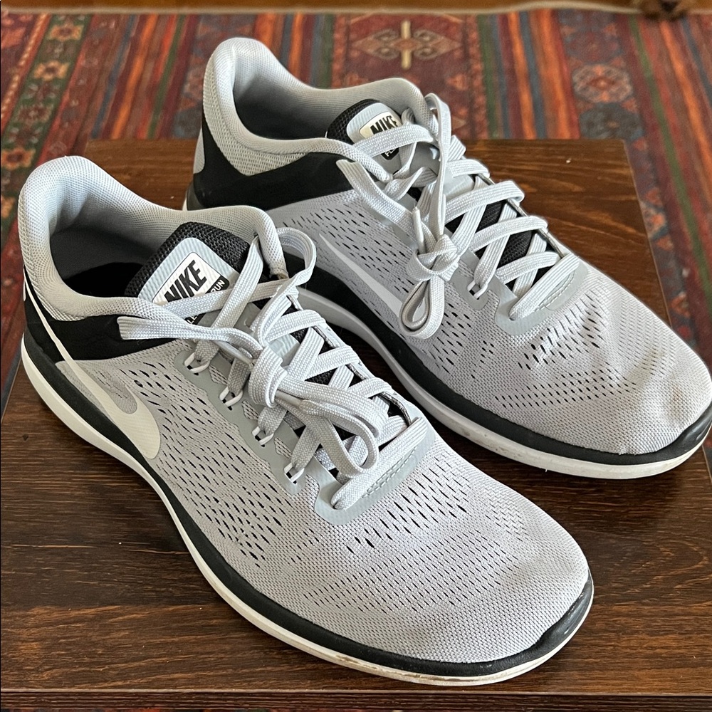Nike Men's Light Gray Athletic Shoes